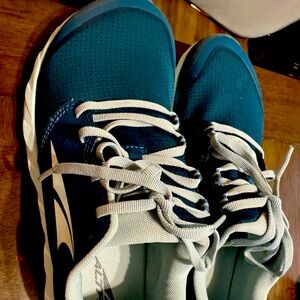 ALTRA NWOT TEAL RUNNING SHOES